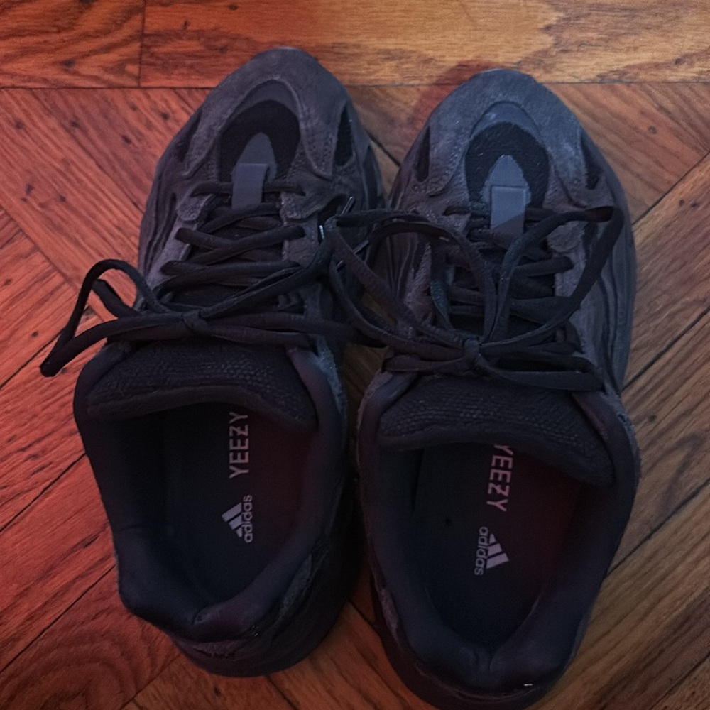 YEEZY Boost 700 v2